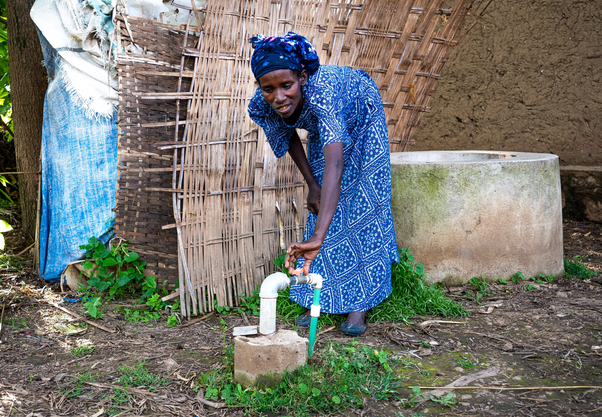 Daintu bij haar biogasinstallatie