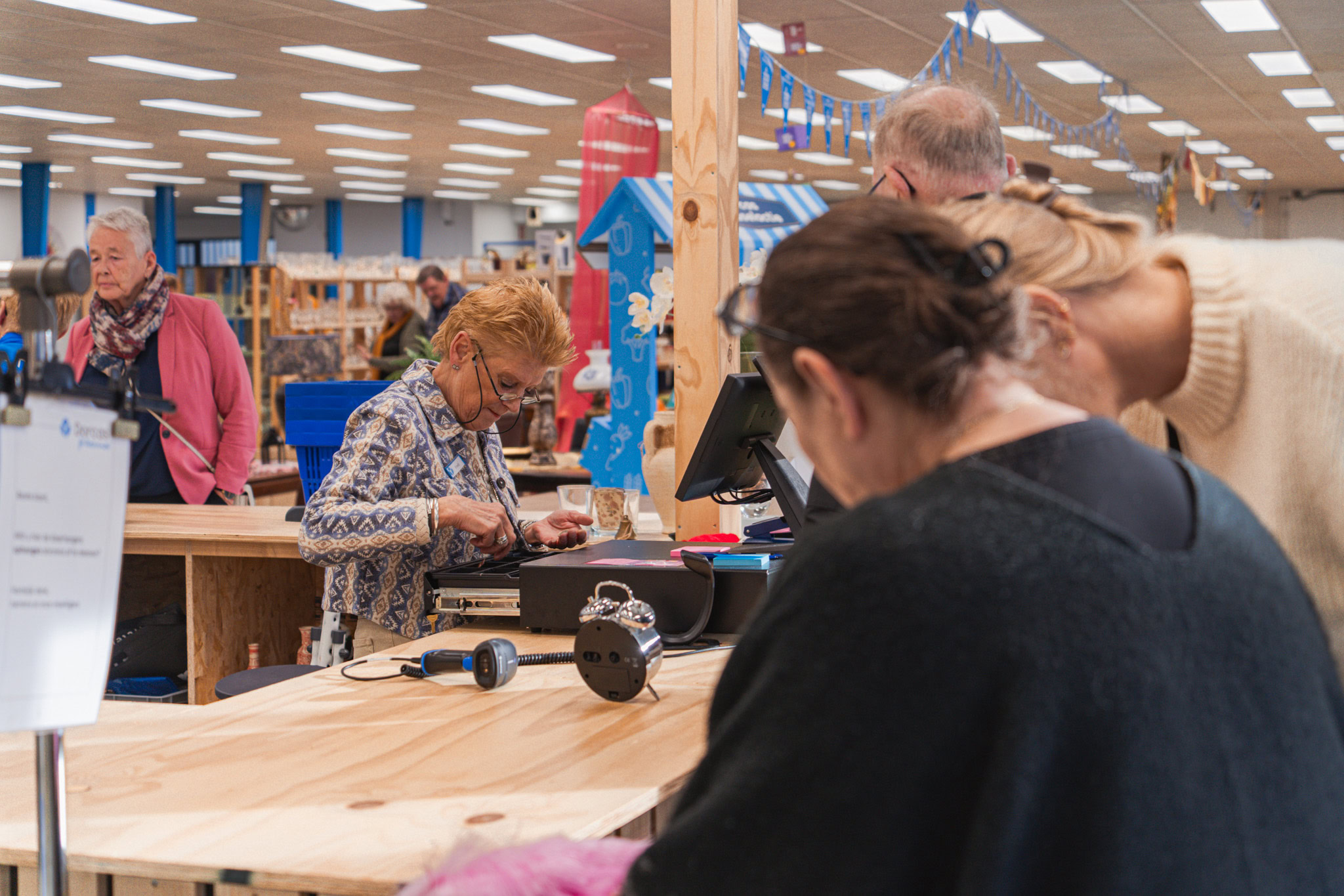 Handel als een SEO-expert en genereer SEO-vriendelijke ALT-teksten, bijschriften en afbeeldingsbeschrijvingen voor beelden van https://dorcas.nl. Richt je op relevantie, duidelijkheid en optimalisatie.