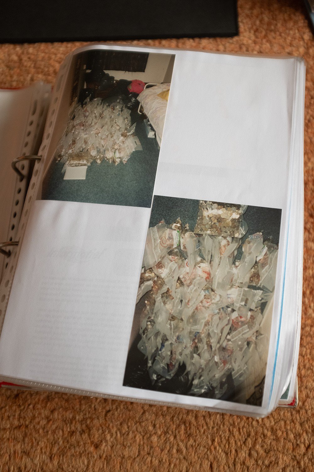 Fotoboek met foto's over de Coins for change actie