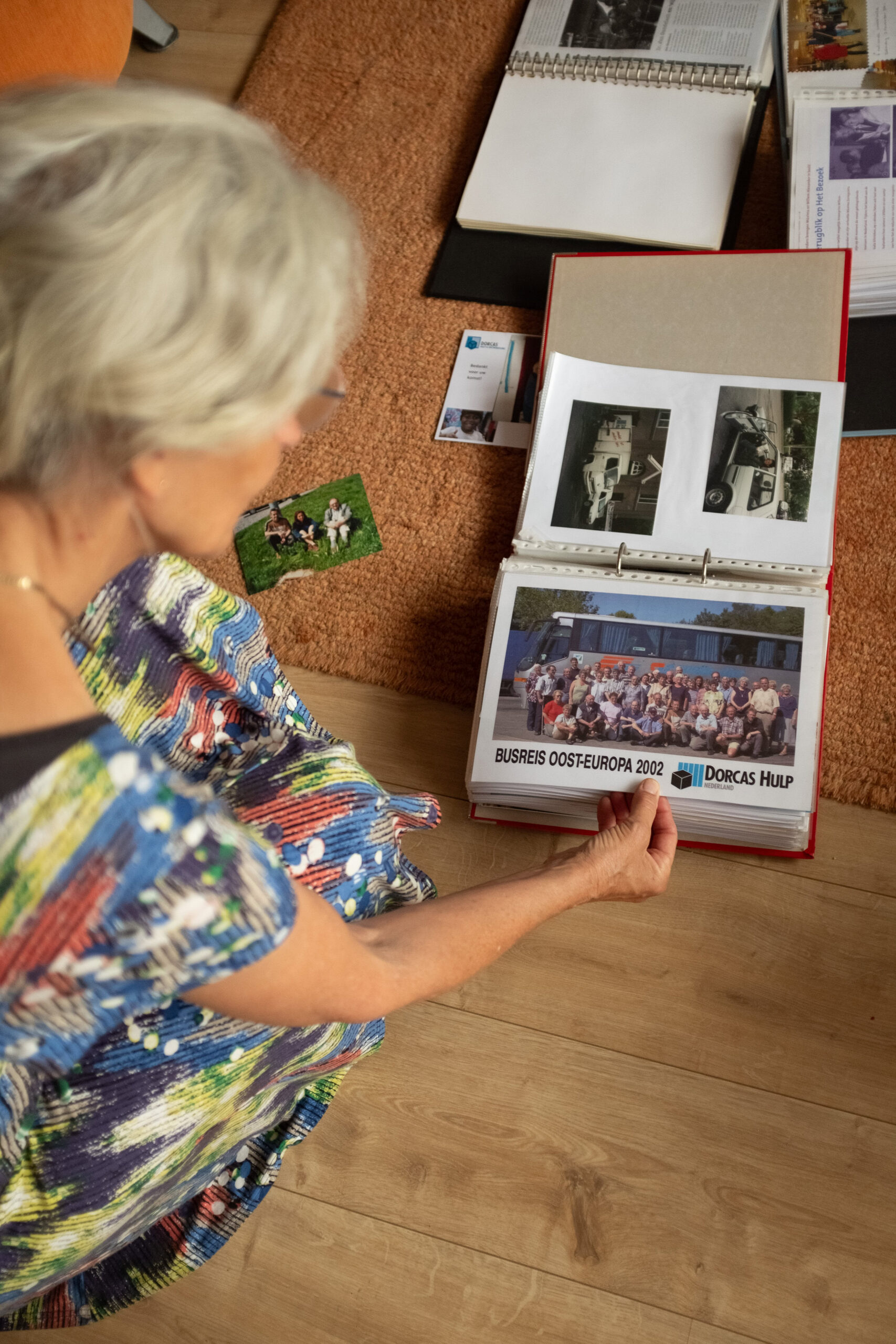 Hilly bekijkt een foto van de busreis naar Oost-Europa.