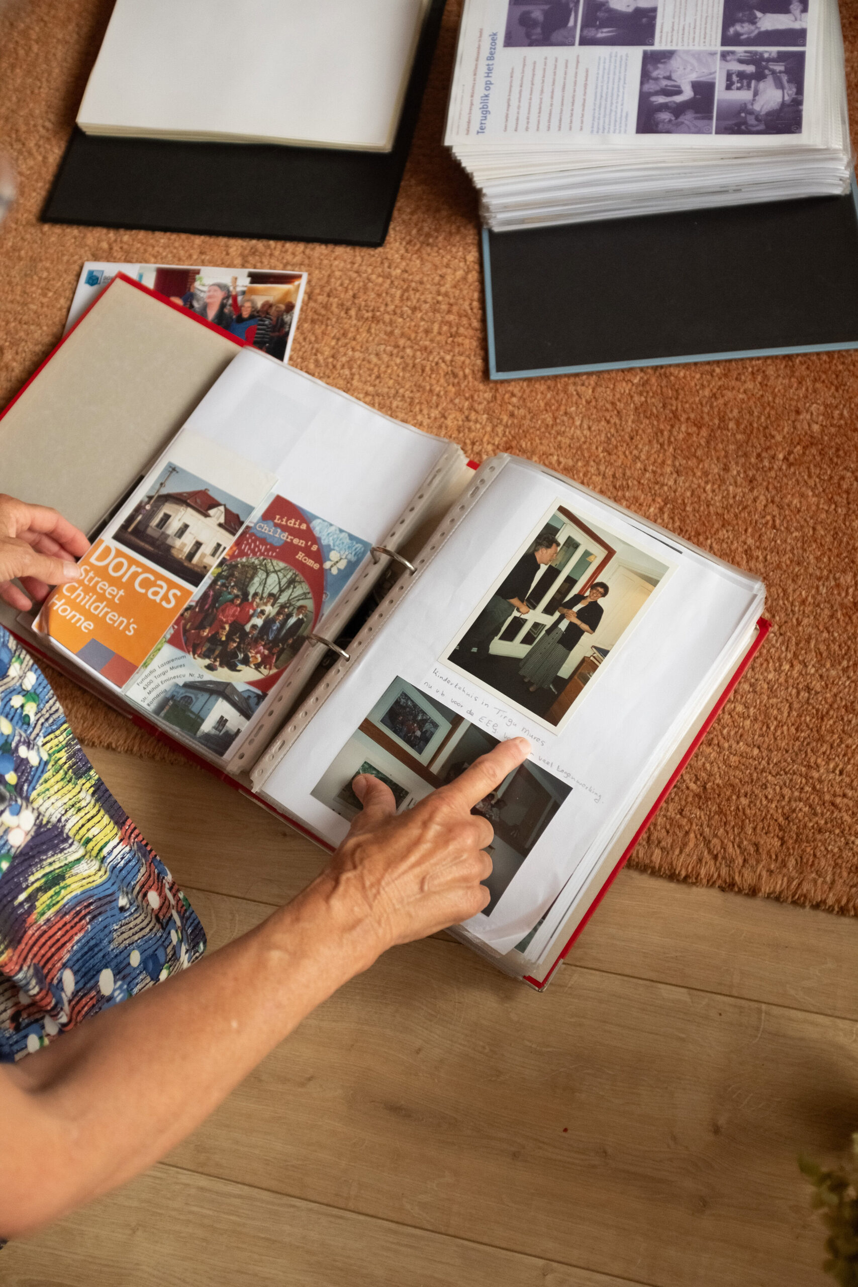 Hilly en bekijkt een fotoboek