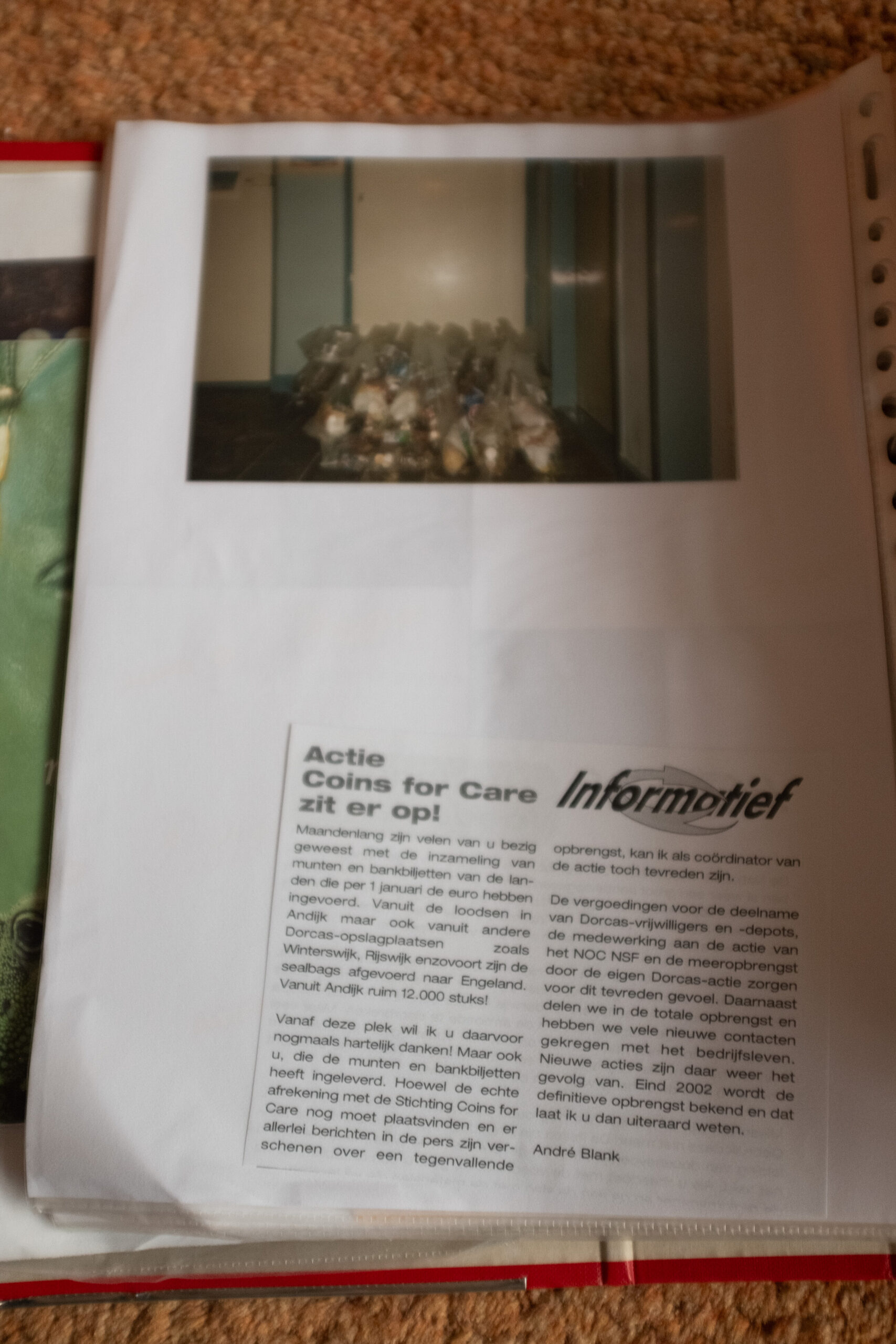 Fotoboek met foto's en berichtje over dat de Coins for change actie gelukt is.