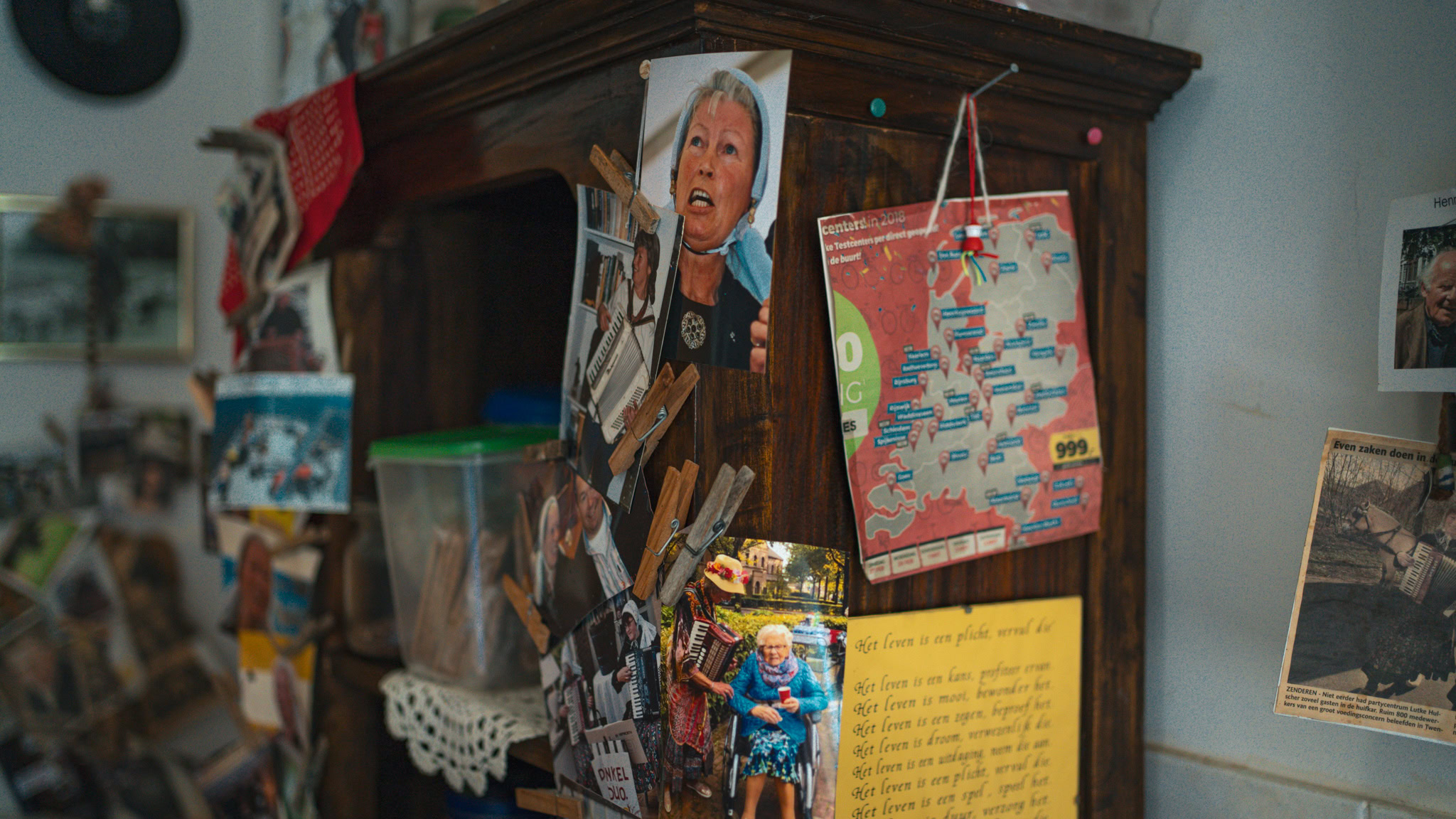 Persoon op foto met houtkast, foto's en kaarten decoratie, herinneringen en persoonlijke items.