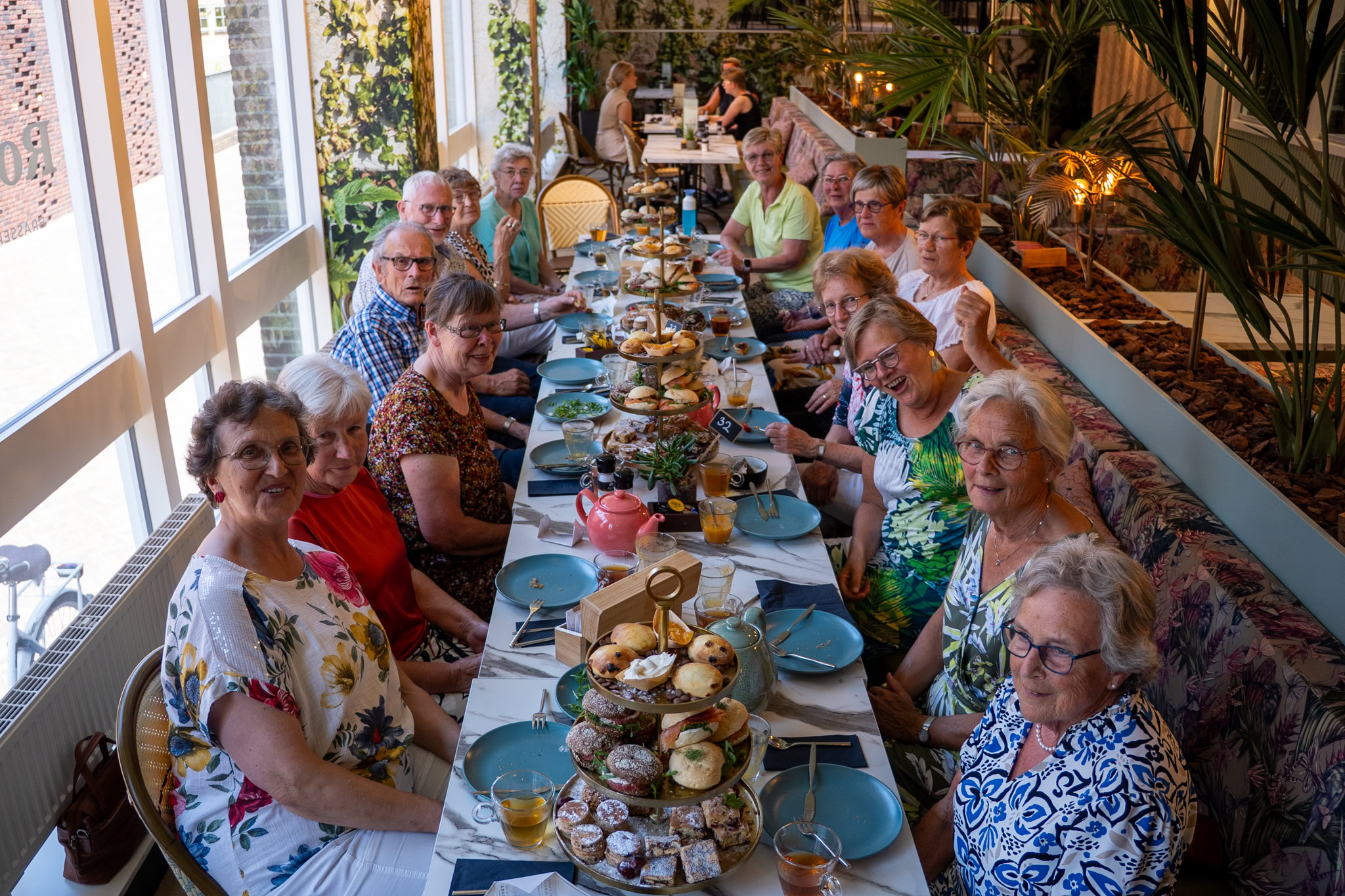 De groep vrijwilligers die aanwezig waren bij de high tea