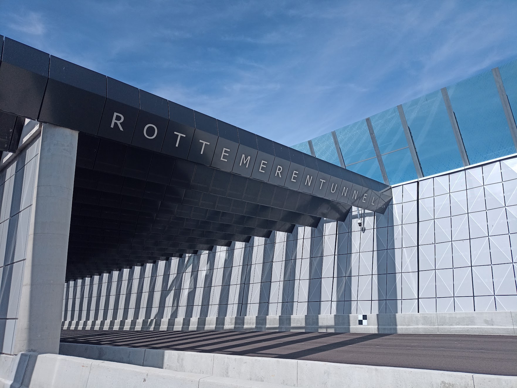 Moderne toegang tot Rottemeren Untunnel met opvallende architectuur en grote overkapping.