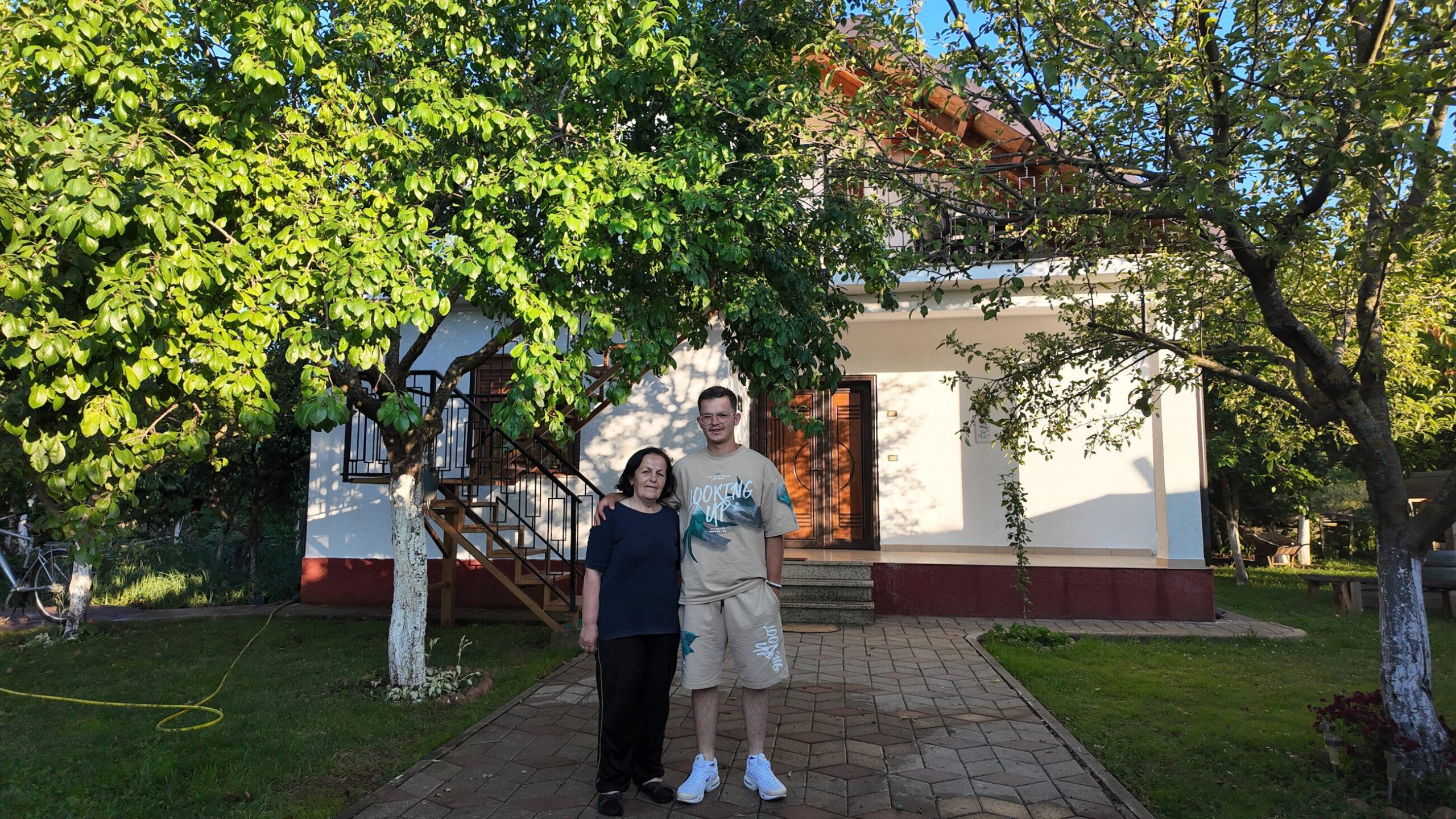 Tuasir met zijn moeder in Albanie bij een B&B. Wat hij kon opzetten door Dorcas.