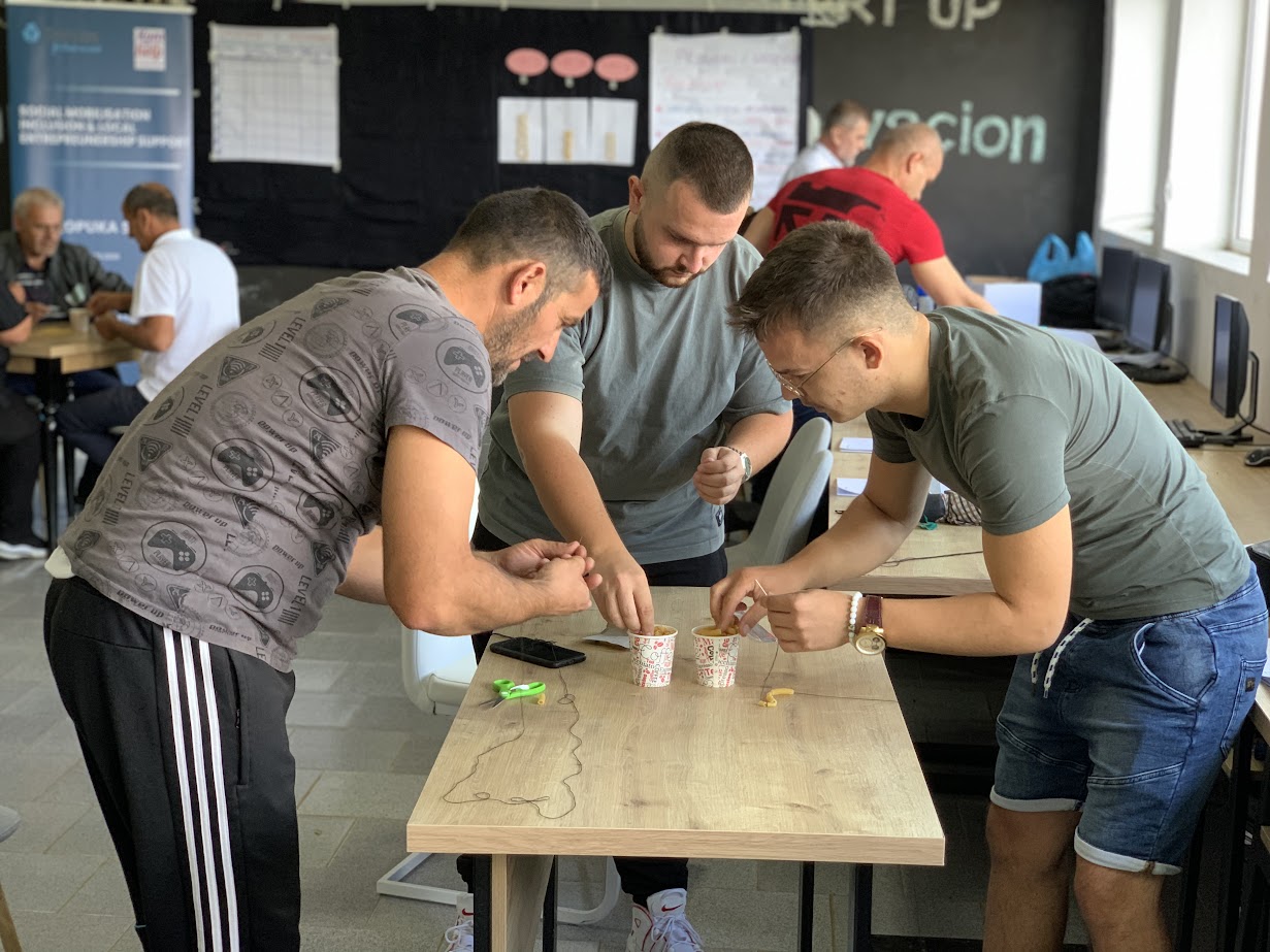 Creatieve teamwork workshop bij Dorcas, jongeren werken samen aan een project, inspiratie en samenwerking centraal.