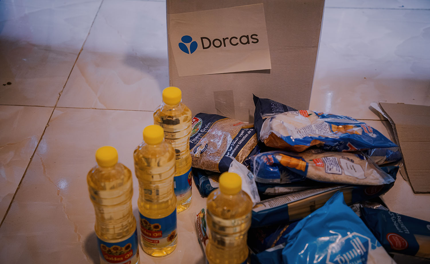 Voedselbank boodschappen inclusief olie en pasta voor mensen in financiële moeilijkheden.