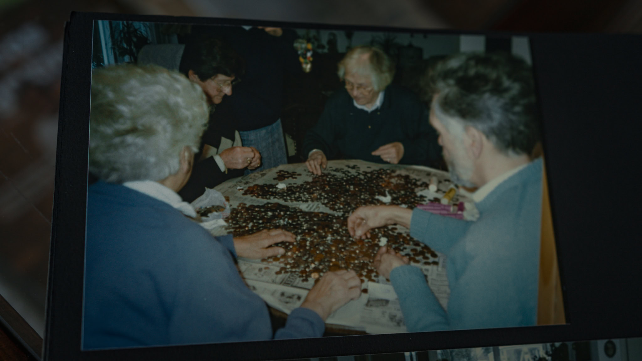 Heden 5 oudere mensen die samen legpuzzels maken aan een tafel, gezellig en interactief, vrijwillige zorg en ondersteuning, dorcas.nl.