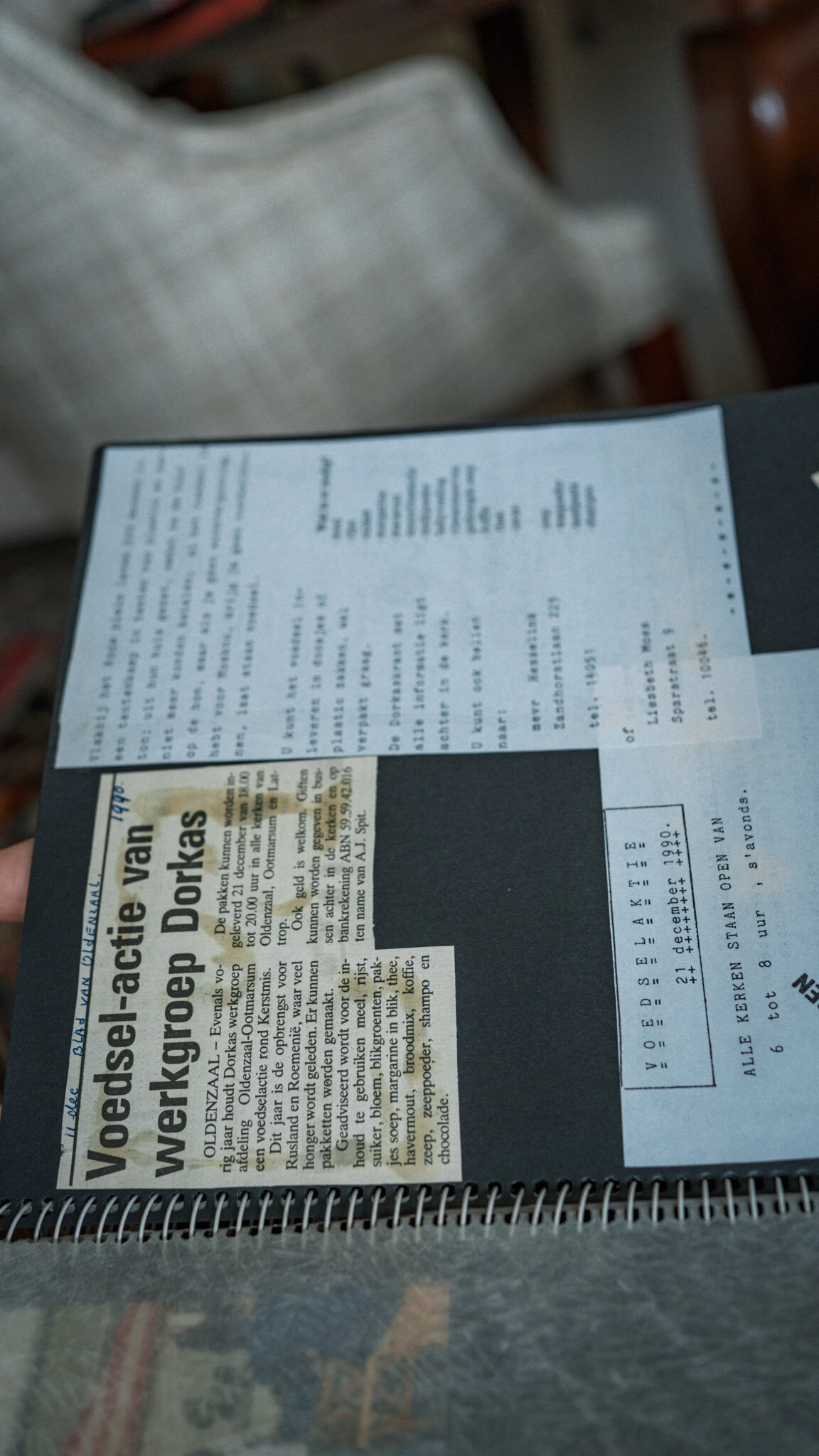 Bijzondere collectie vintage kranten uit oude-dagboeken en bijlagen met unieke artikelen en herinneringen.